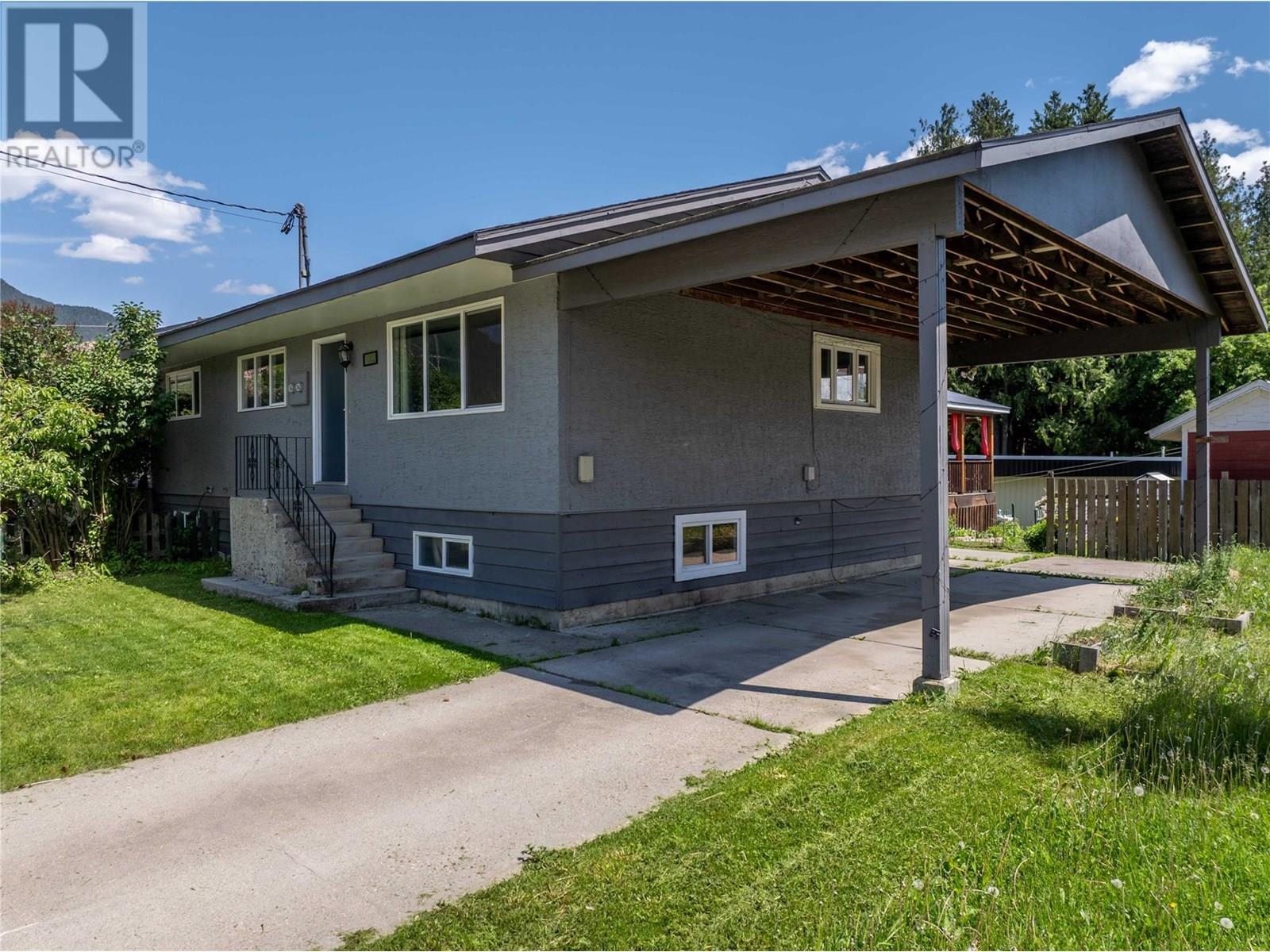 1002 Victoria Road, Revelstoke, British Columbia  V0E 2S0 - Photo 2 - 10351550