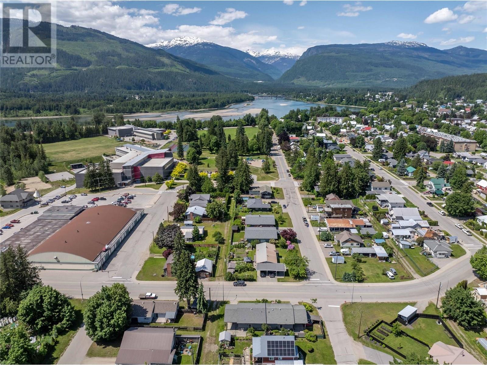1002 Victoria Road, Revelstoke, British Columbia  V0E 2S0 - Photo 9 - 10351550