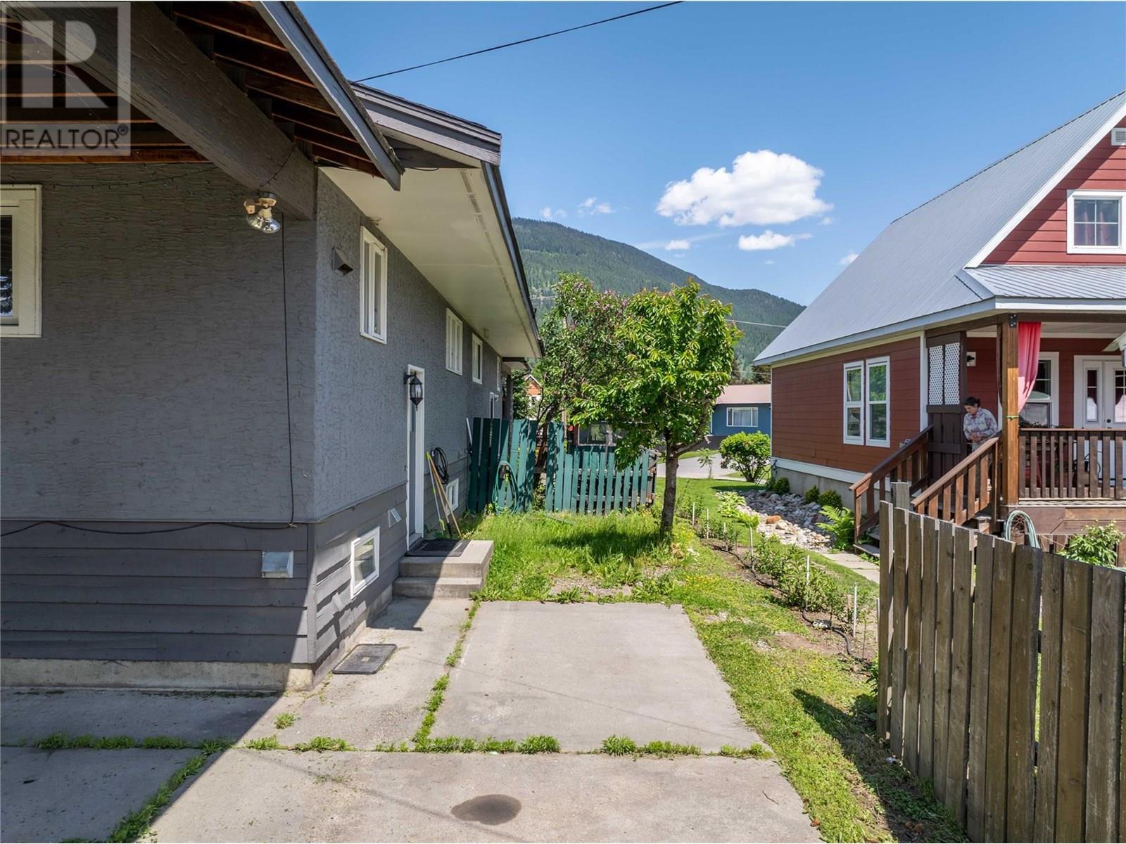 1002 Victoria Road, Revelstoke, British Columbia  V0E 2S0 - Photo 5 - 10351550