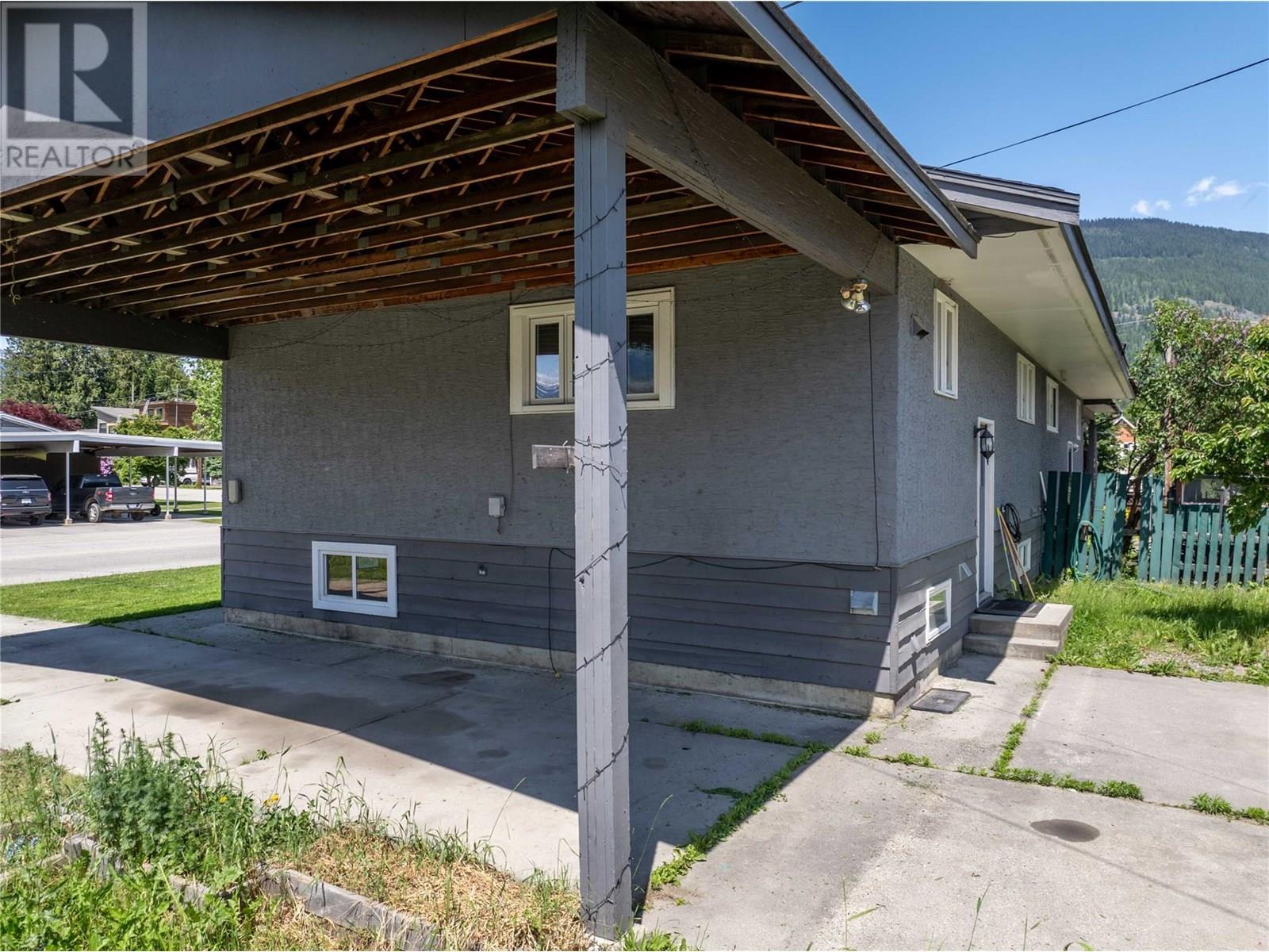 1002 Victoria Road, Revelstoke, British Columbia  V0E 2S0 - Photo 4 - 10351550