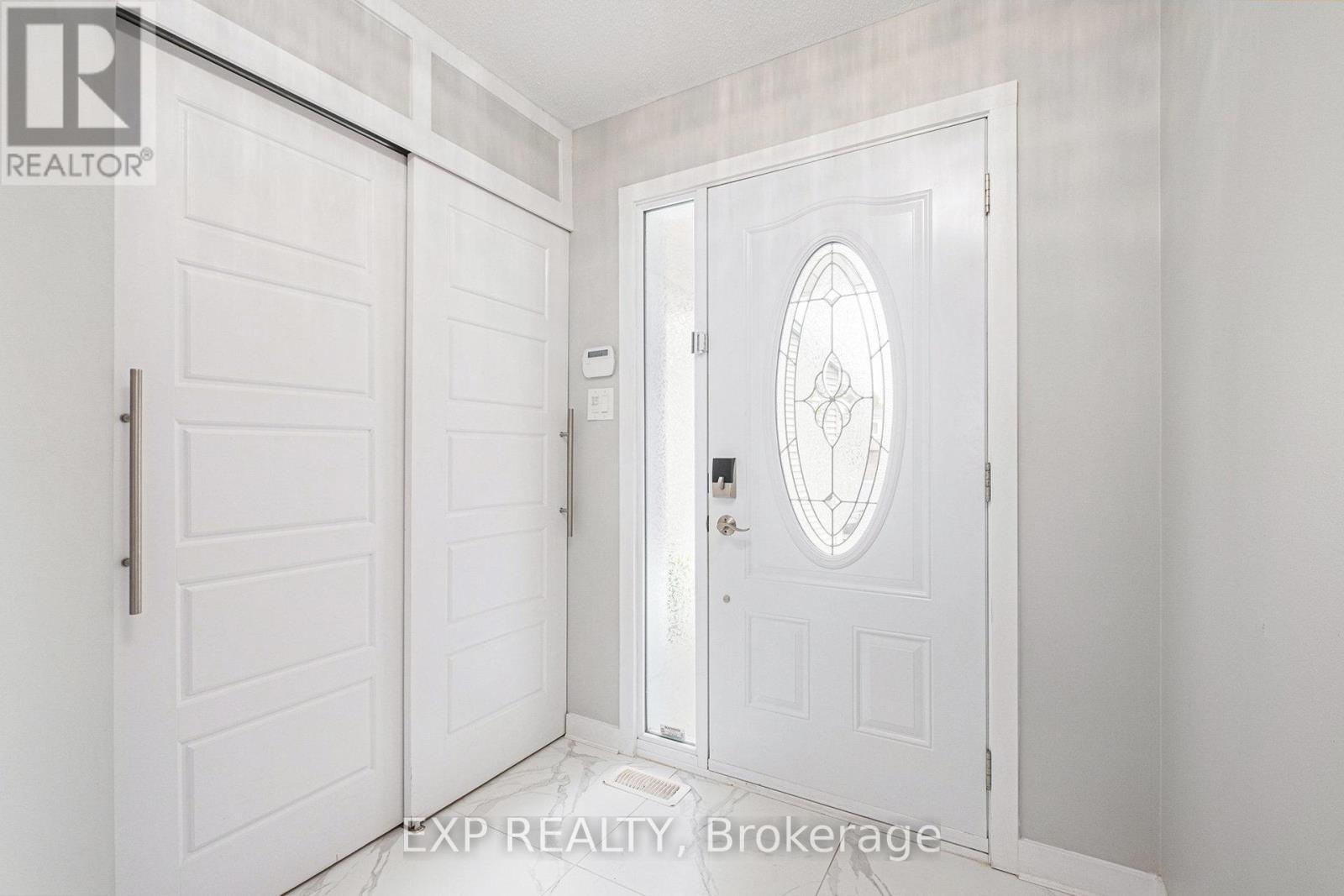 58 Raj Terrace, Ottawa, Ontario  K1G 4T6 - Photo 4 - X12210443