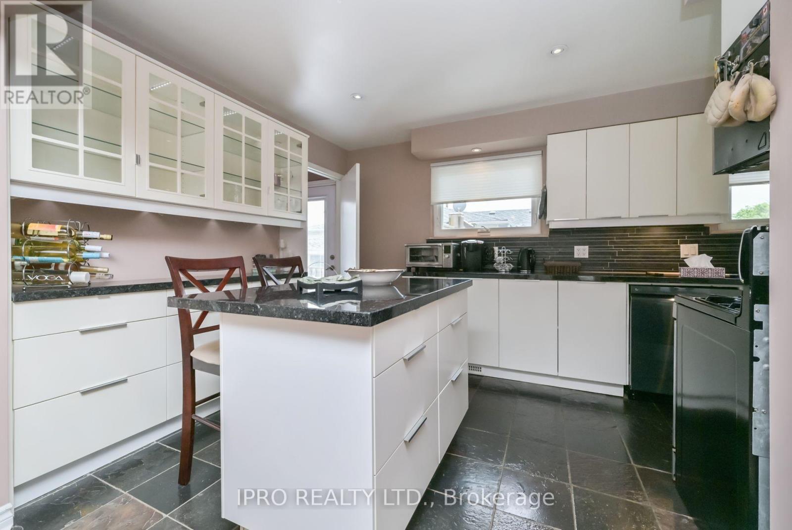 44 Marblehead Crescent, Brampton, Ontario  L6S 2V1 - Photo 8 - W12205265