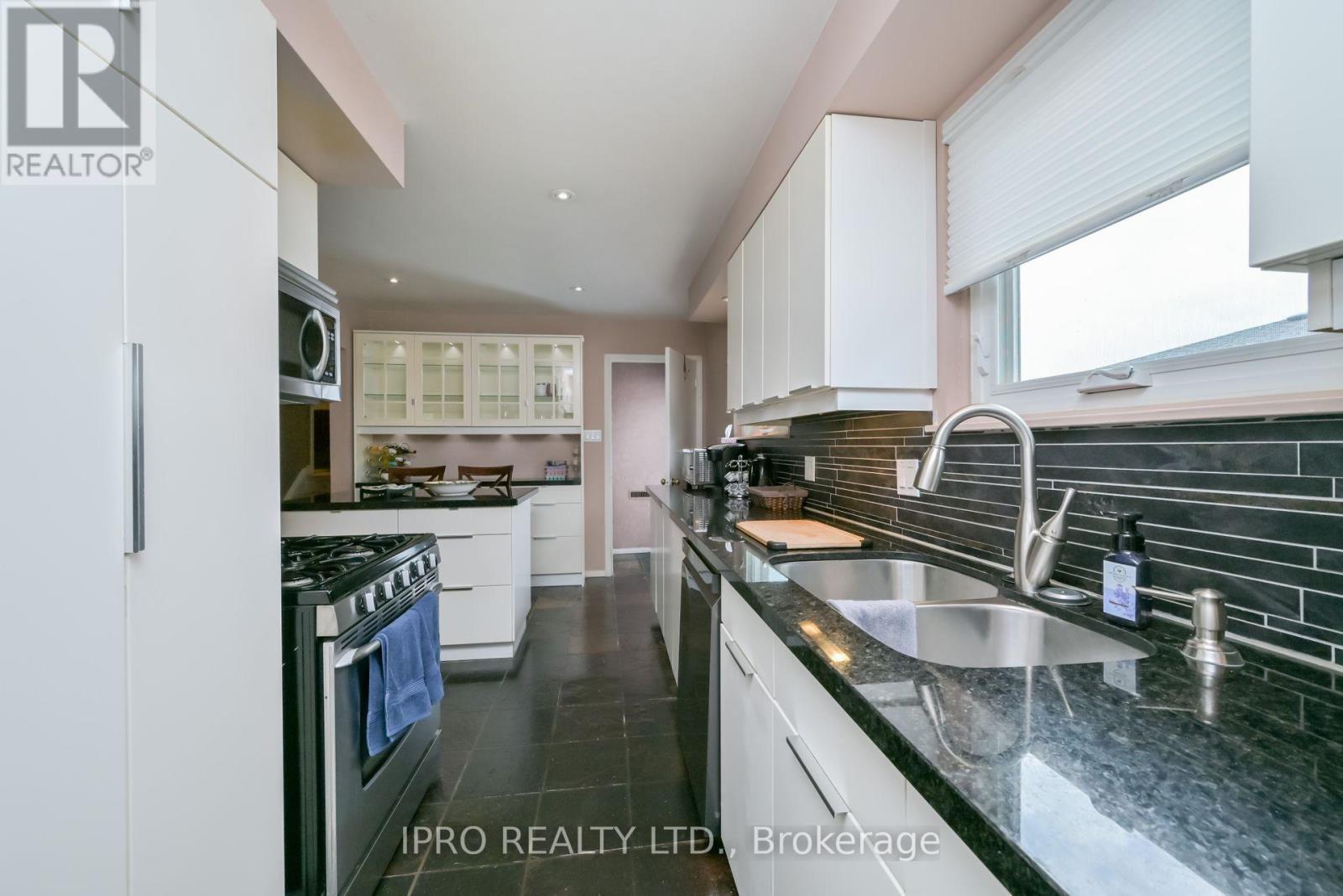 44 Marblehead Crescent, Brampton, Ontario  L6S 2V1 - Photo 9 - W12205265