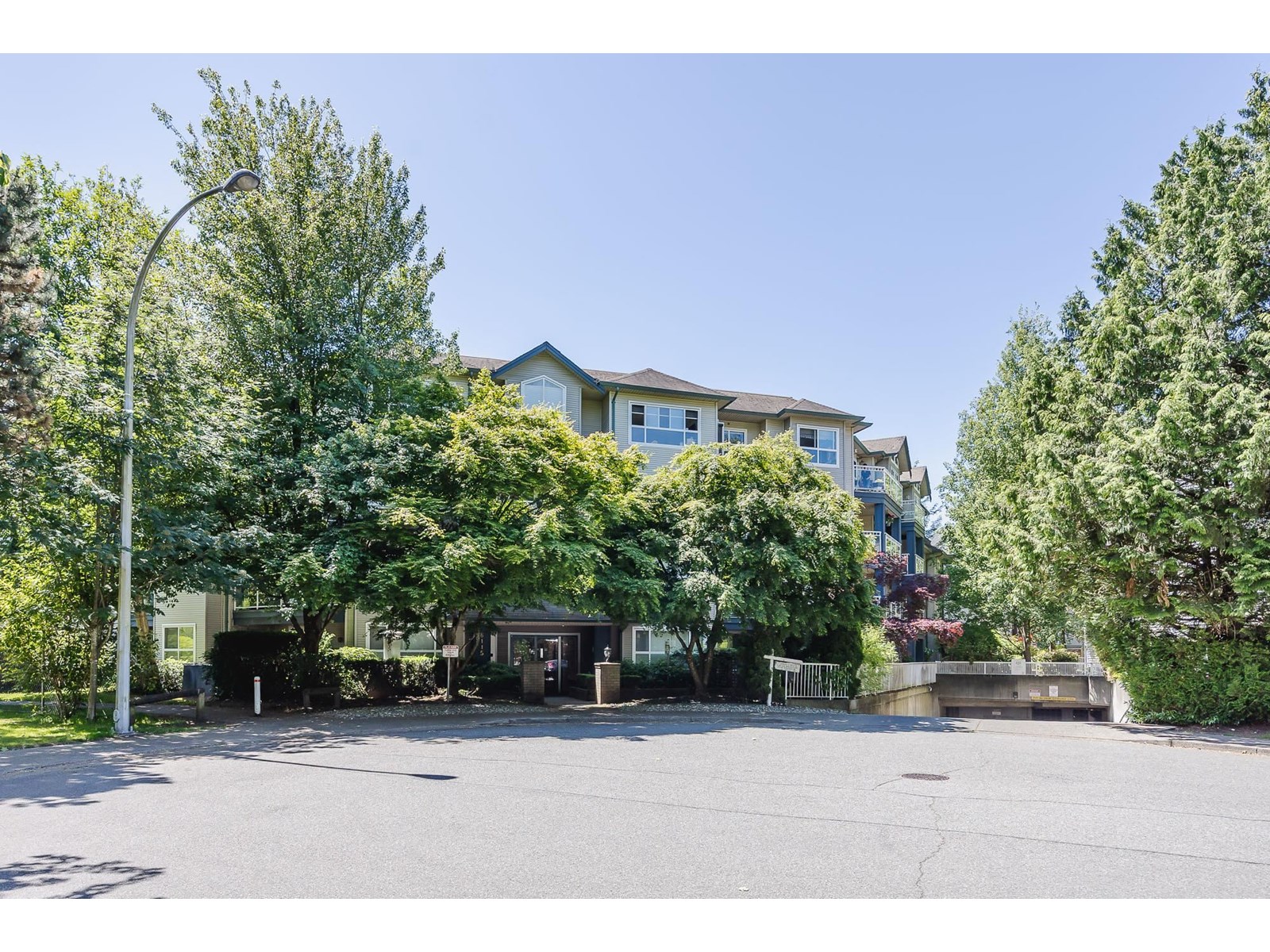 407 8115 121a Street, Surrey, British Columbia  V3W 1J2 - Photo 2 - R3013004