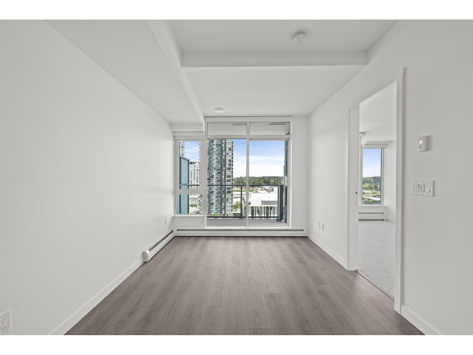 1211 13350 Central Avenue, Surrey, British Columbia  V3T 0S1 - Photo 2 - R3013695