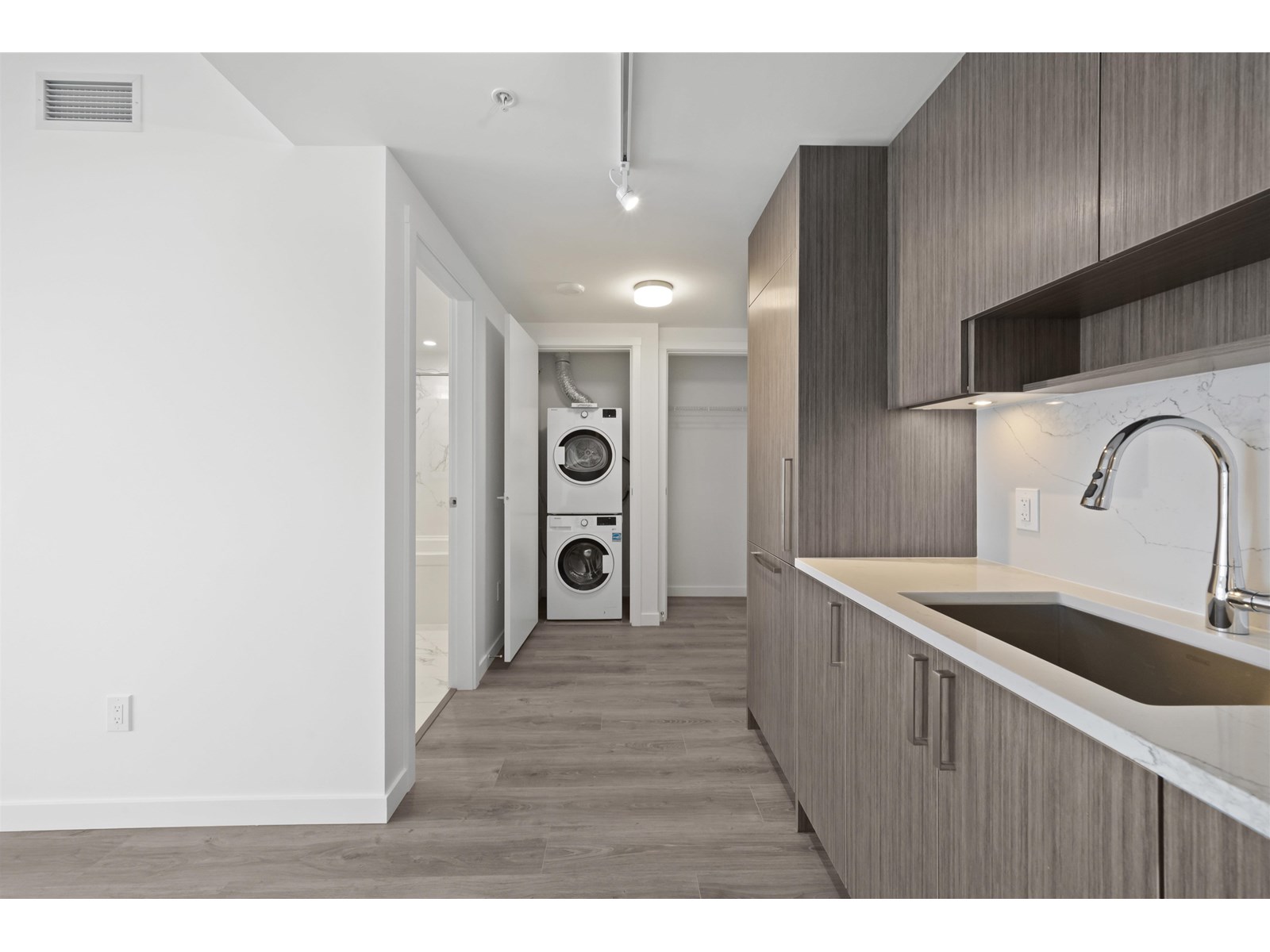 1211 13350 Central Avenue, Surrey, British Columbia  V3T 0S1 - Photo 10 - R3013695