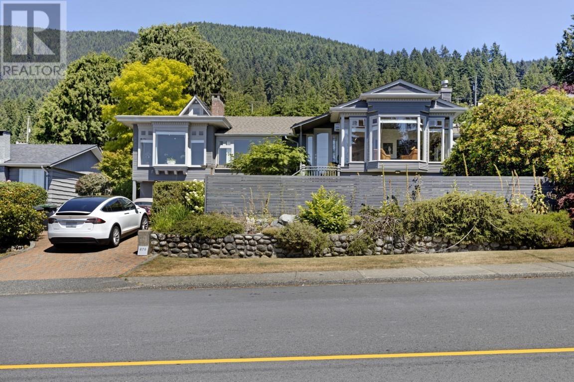 670 Montroyal Boulevard, North Vancouver, British Columbia  V7R 2G3 - Photo 2 - R3009726