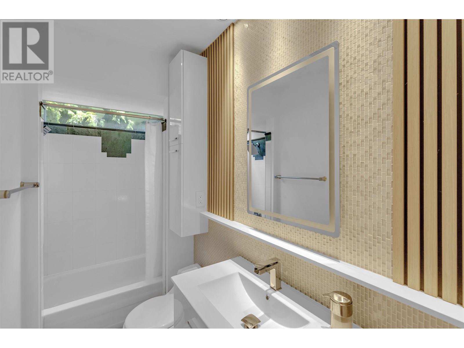 670 Montroyal Boulevard, North Vancouver, British Columbia  V7R 2G3 - Photo 12 - R3009726