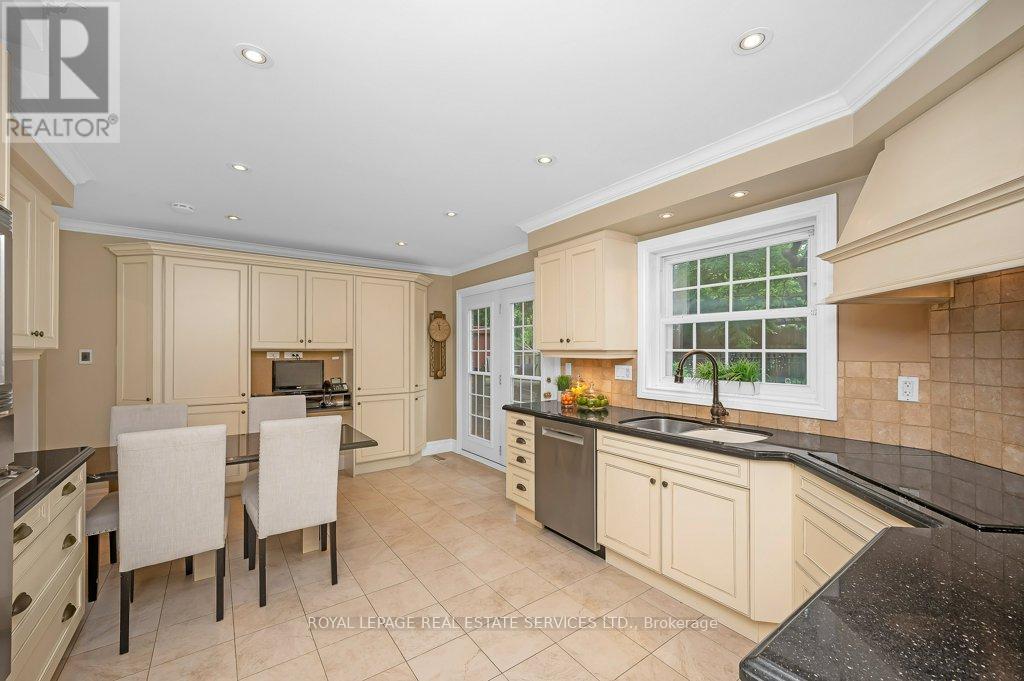 269 Royal Oak Court, Oakville, Ontario  L6H 3A8 - Photo 13 - W12210460