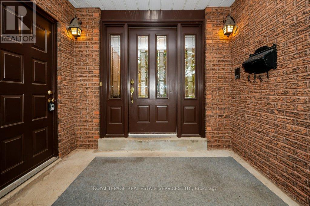 269 Royal Oak Court, Oakville, Ontario  L6H 3A8 - Photo 4 - W12210460