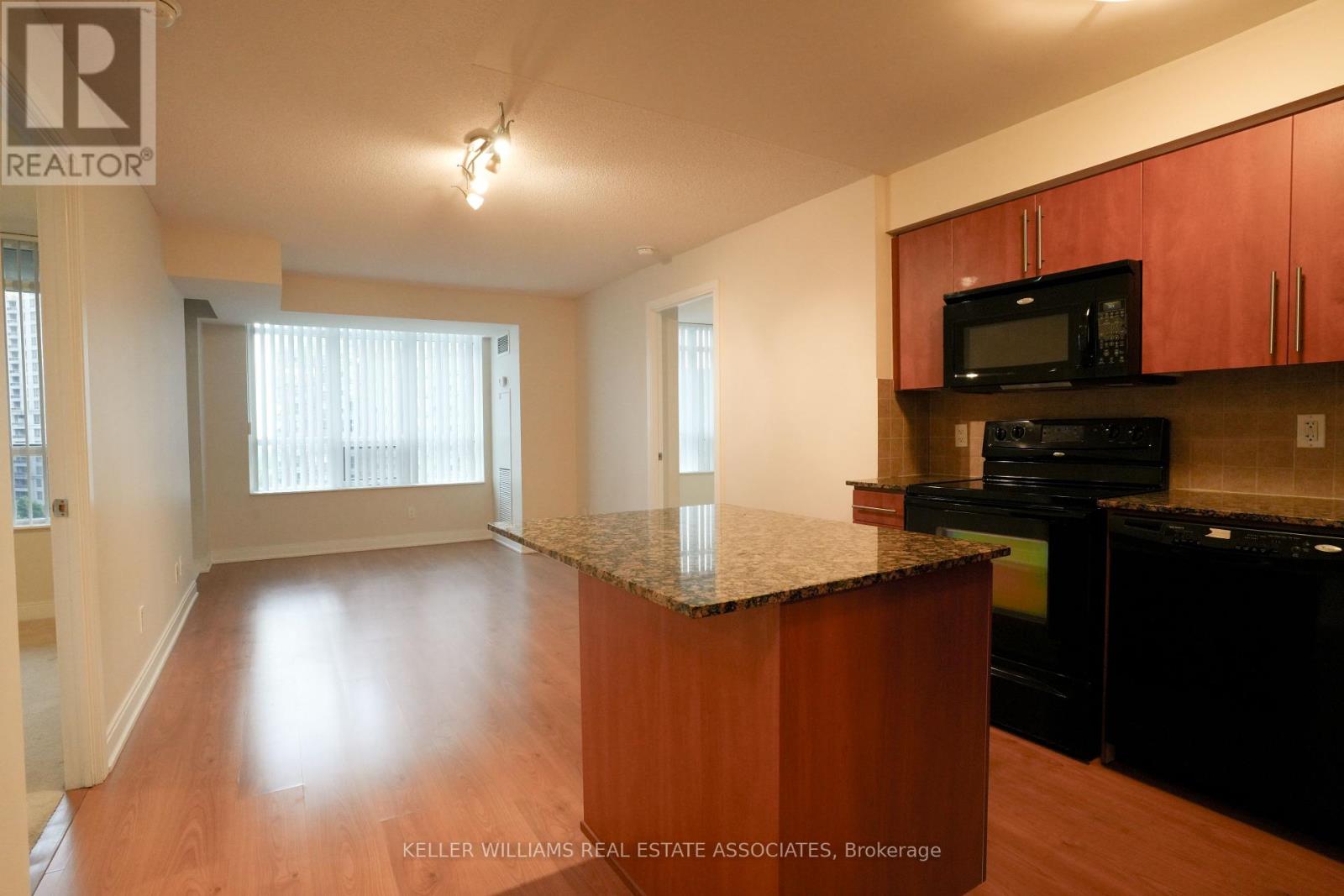 908 - 330 Burnhamthorpe Road W, Mississauga, Ontario  L5B 0E1 - Photo 4 - W12210493