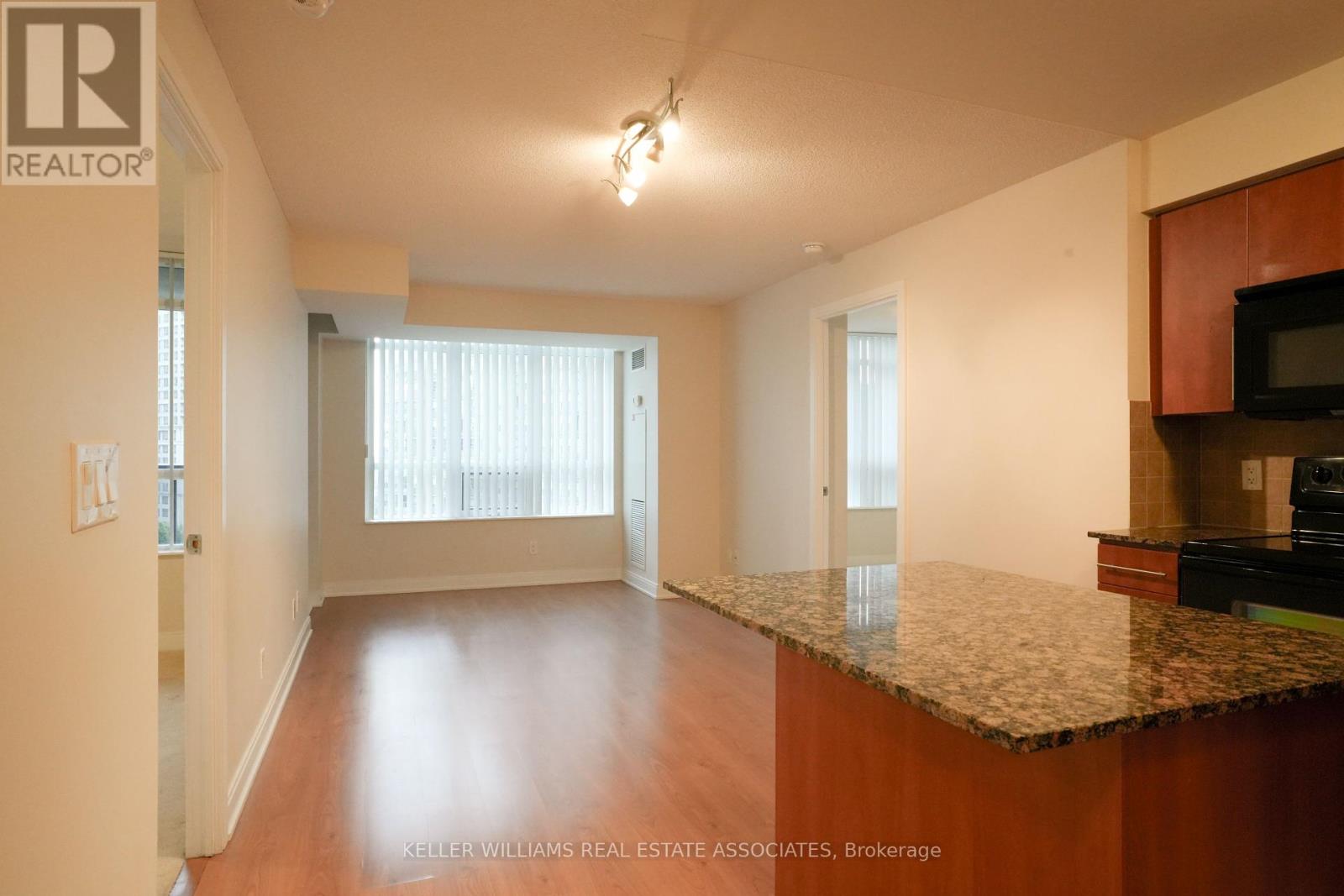 908 - 330 Burnhamthorpe Road W, Mississauga, Ontario  L5B 0E1 - Photo 5 - W12210493