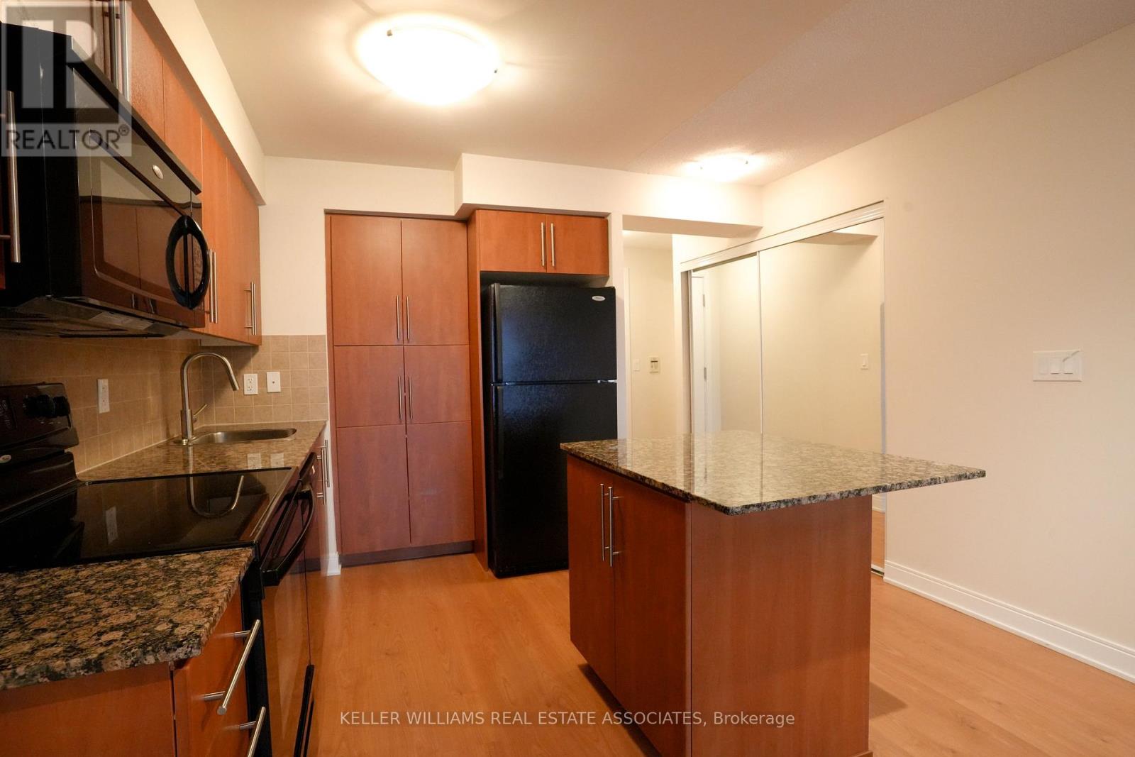 908 - 330 Burnhamthorpe Road W, Mississauga, Ontario  L5B 0E1 - Photo 9 - W12210493