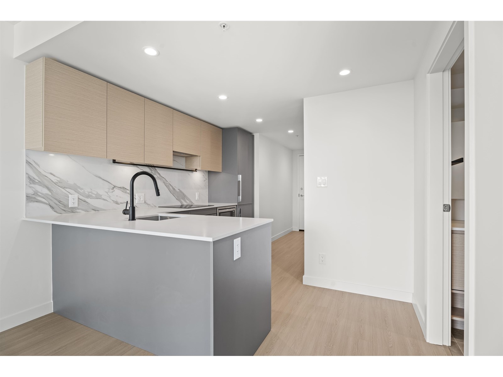 505 13745 George Junction, Surrey, British Columbia  V3T 0V8 - Photo 13 - R3013203