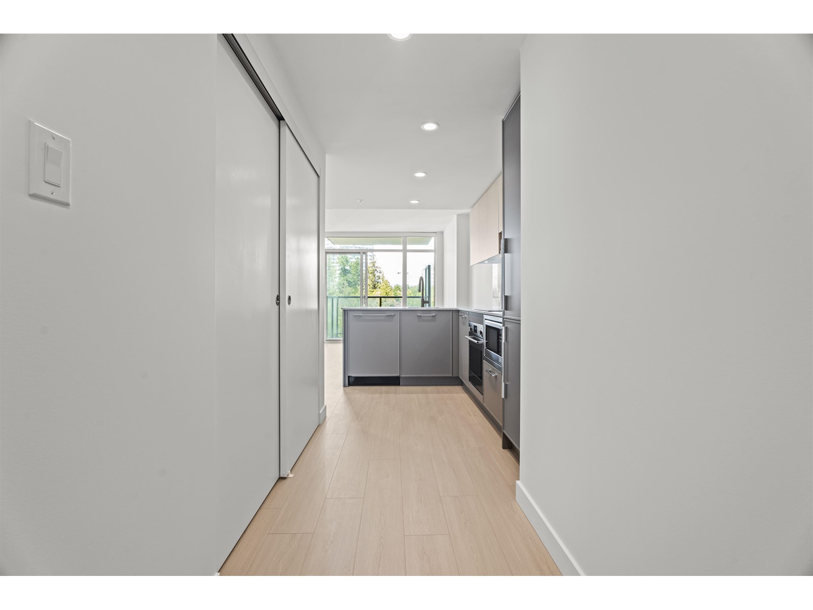 505 13745 George Junction, Surrey, British Columbia  V3T 0V8 - Photo 5 - R3013203