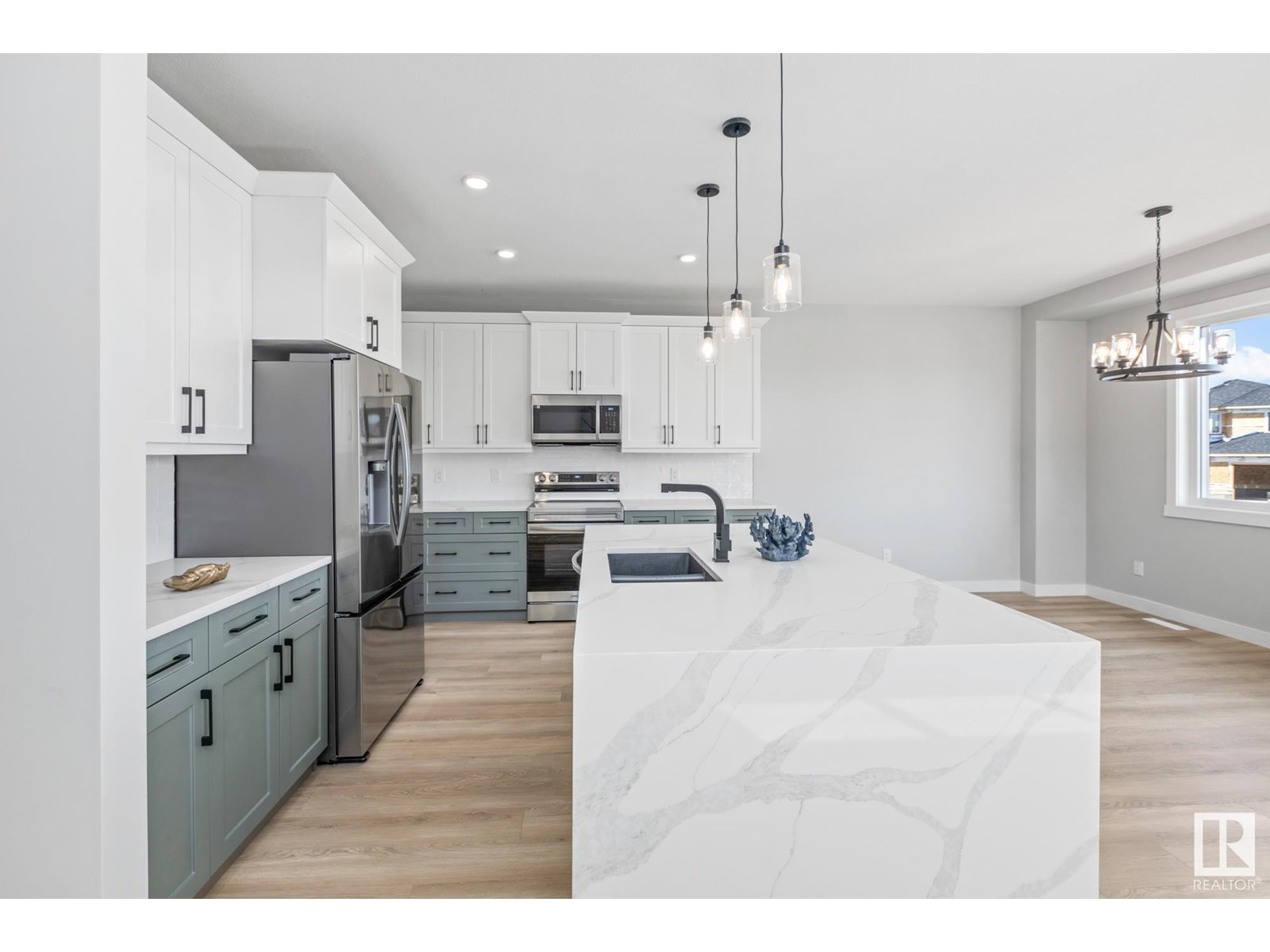 Property at 667 King ST image 4