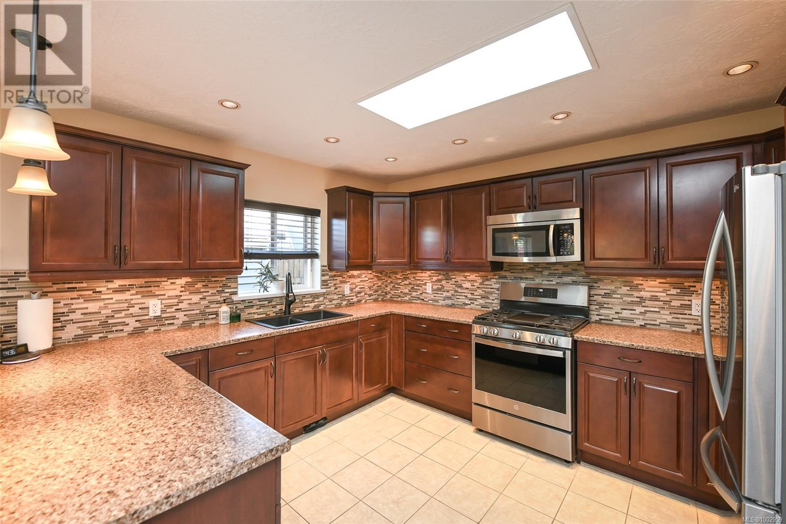 2664 Rydal Ave, Cumberland, British Columbia  V0R 1S0 - Photo 8 - 1002959