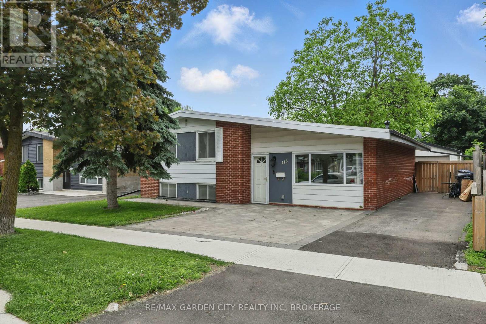113 Clarence Street, Brampton, Ontario  L6W 1T1 - Photo 2 - W12210731