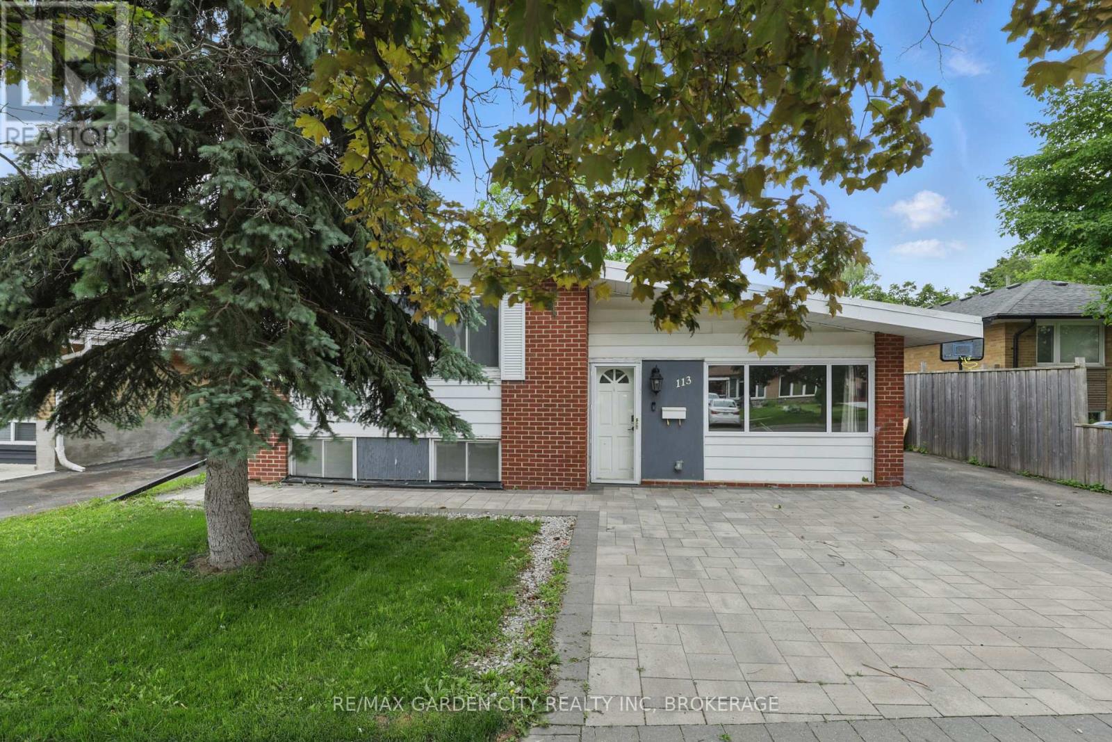 113 Clarence Street, Brampton, Ontario  L6W 1T1 - Photo 3 - W12210731
