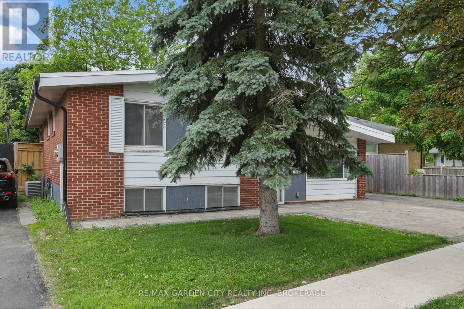 113 Clarence Street, Brampton, Ontario  L6W 1T1 - Photo 4 - W12210731