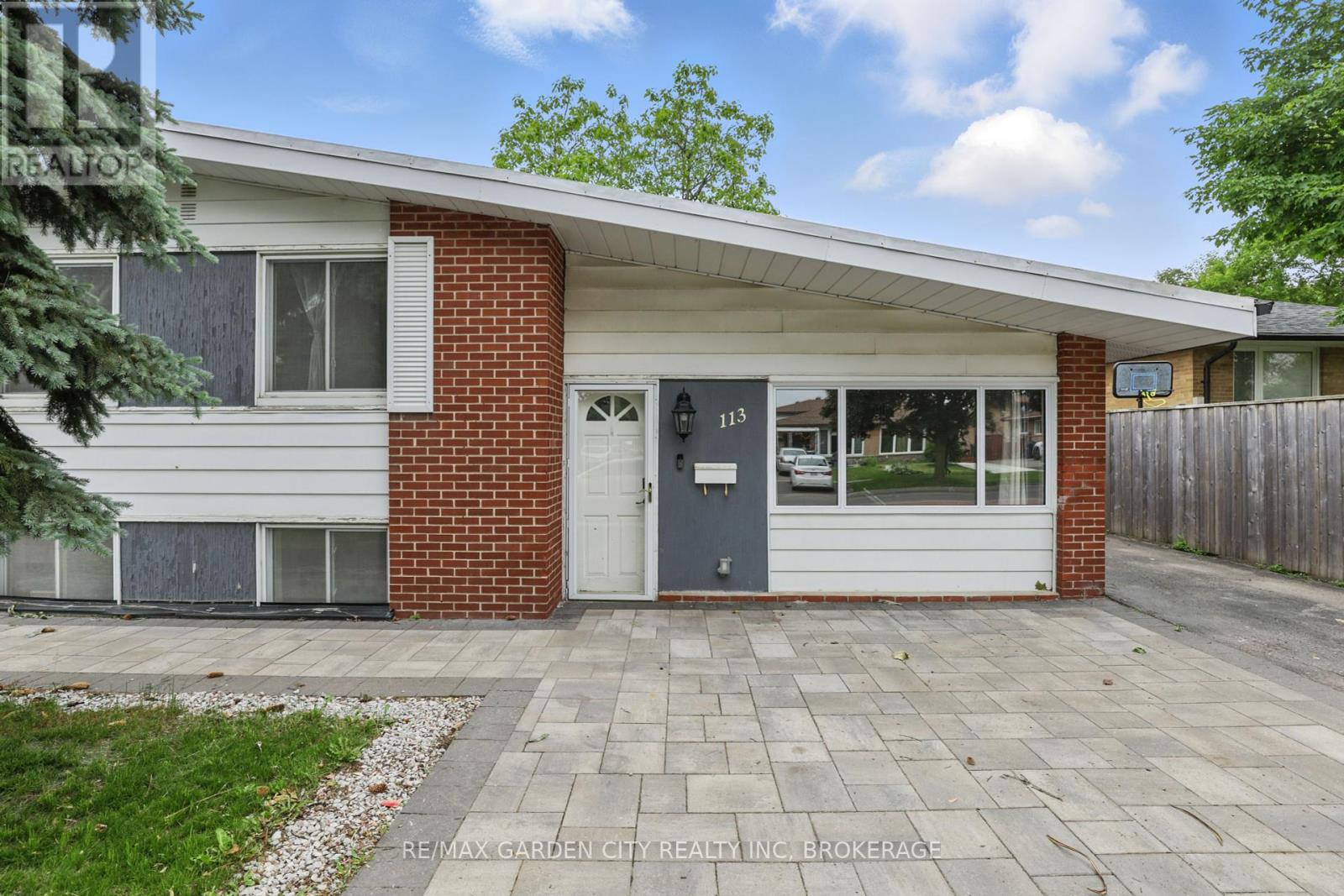 113 Clarence Street, Brampton, Ontario  L6W 1T1 - Photo 5 - W12210731