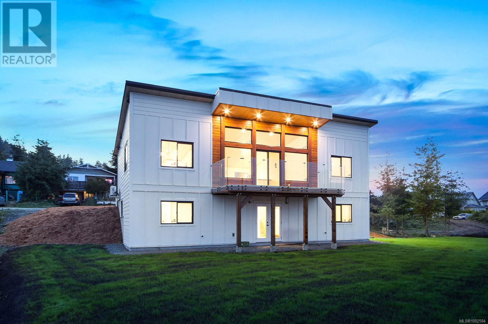 5622 1st St, Union Bay, British Columbia  V0R 3B0 - Photo 1 - 1002584