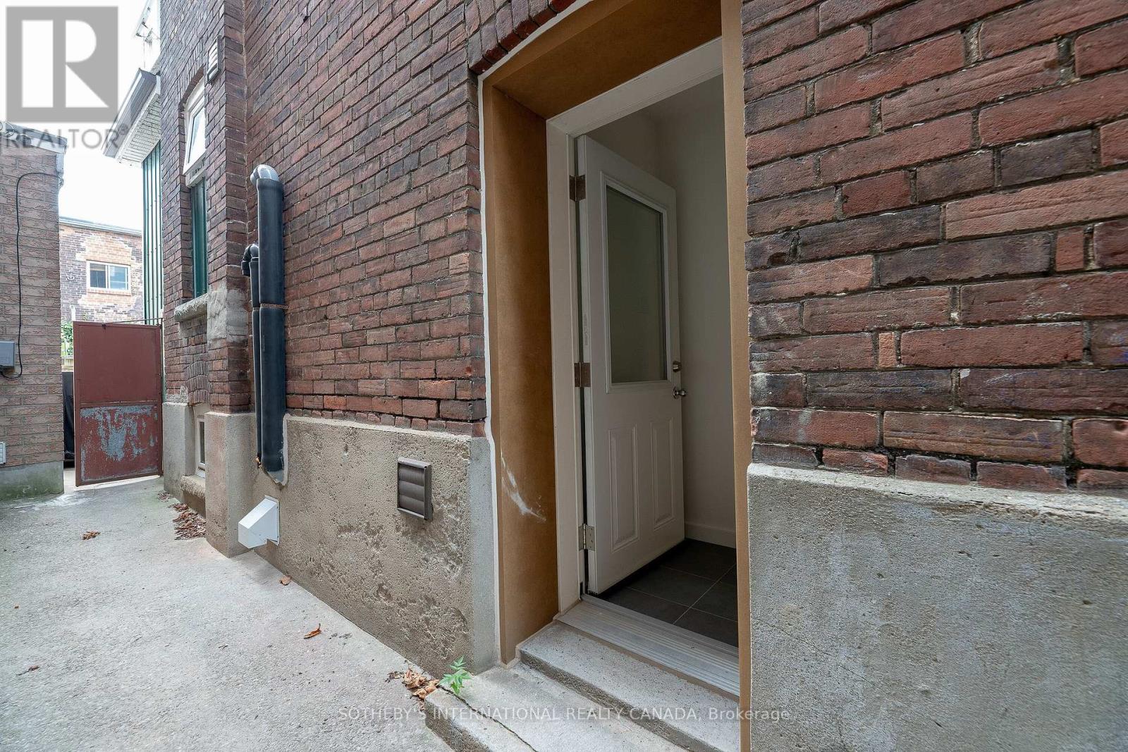 Lower - 301 Euclid Avenue, Toronto (Trinity-Bellwoods), Ontario  M6J 2K1 - Photo 3 - C12210530