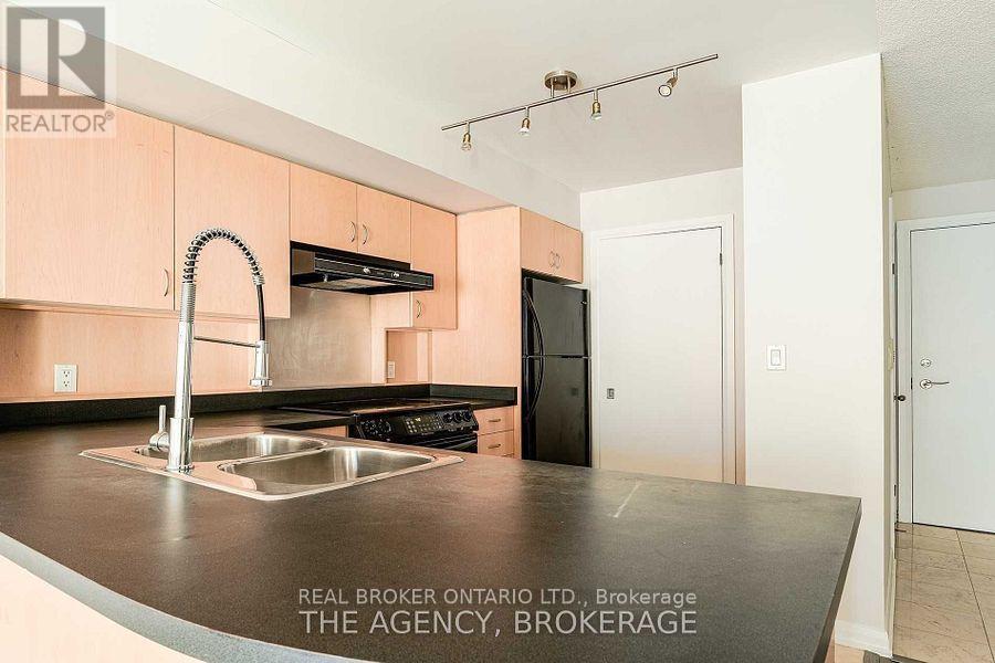 416 - 18 Beverley Street, Toronto, Ontario  M5T 3L2 - Photo 4 - C12210579