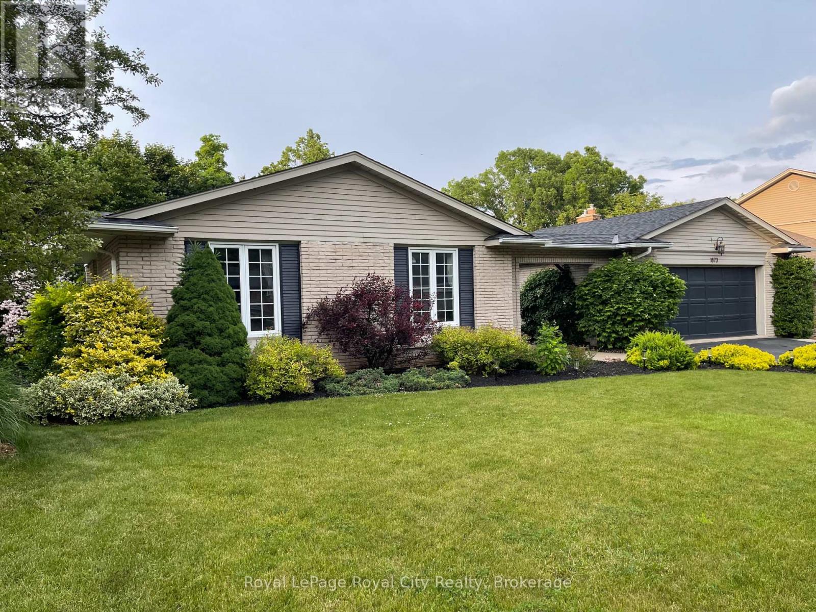 1873 Four Seasons Drive, Burlington, Ontario  L7P 3B1 - Photo 2 - W12210678