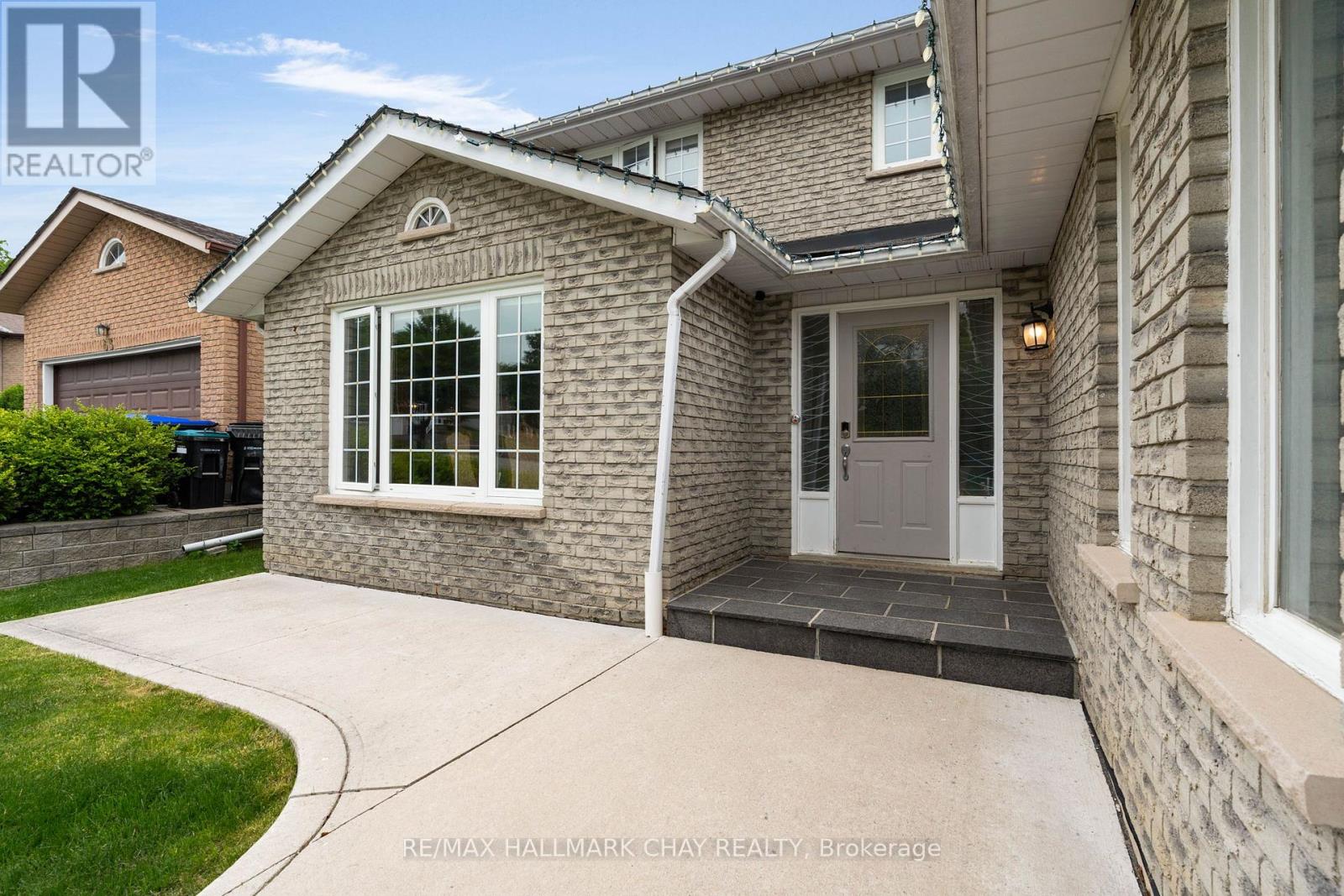 65 Imperial Crescent, Bradford West Gwillimbury (Bradford), Ontario  L3Z 2N8 - Photo 4 - N12210592