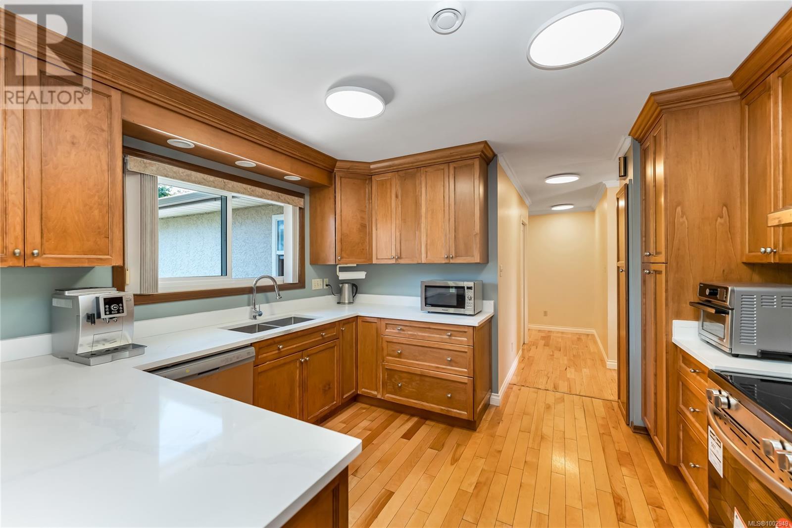 1808 Valencia Pl, Saanich, British Columbia  V8N 5W1 - Photo 3 - 1002949
