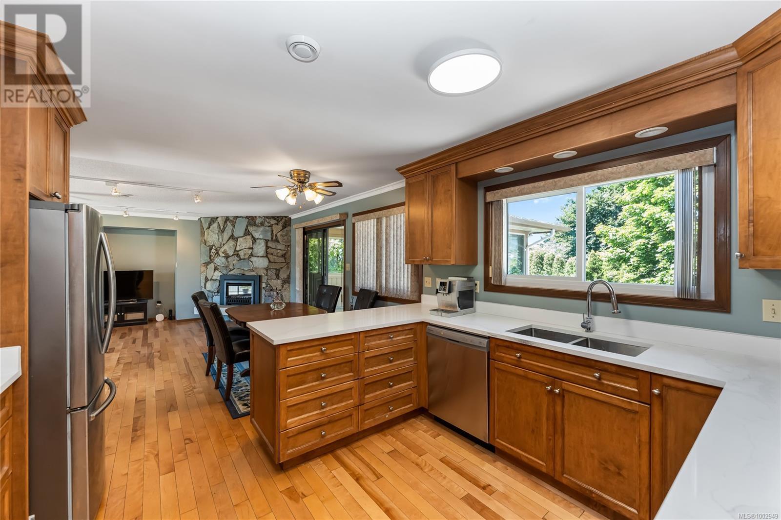 1808 Valencia Pl, Saanich, British Columbia  V8N 5W1 - Photo 4 - 1002949
