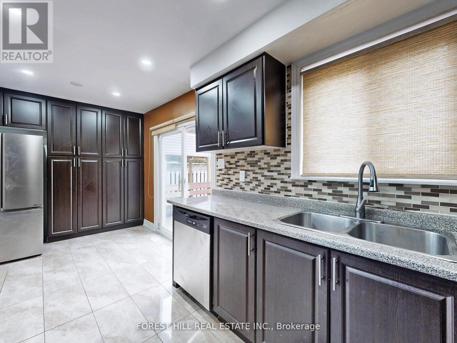 44 Herkley Drive N, Brampton, Ontario  L6V 2E8 - Photo 10 - W12210547