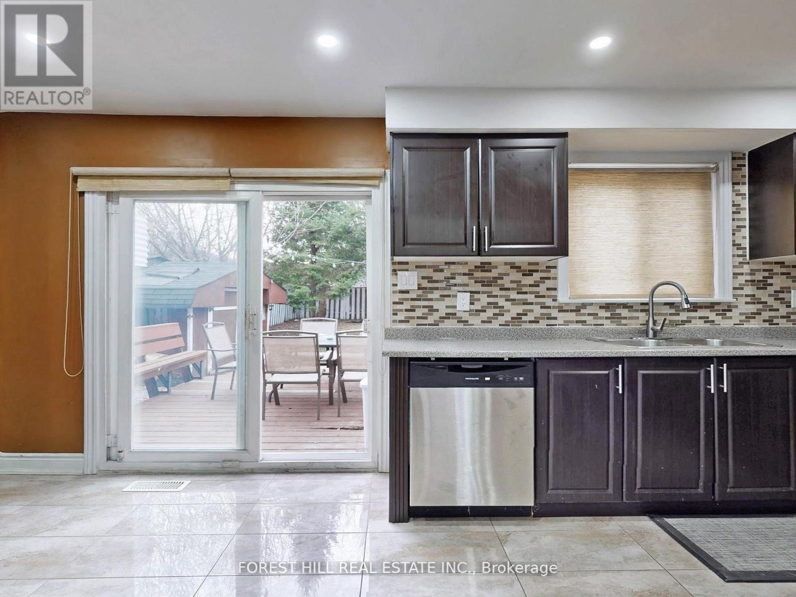 44 Herkley Drive N, Brampton, Ontario  L6V 2E8 - Photo 11 - W12210547