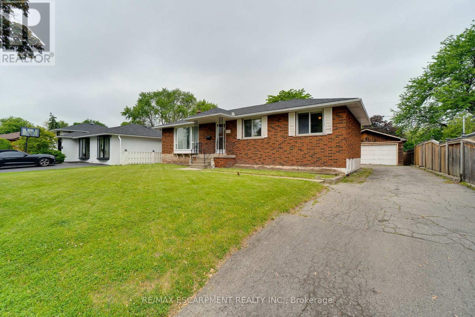5349 Spruce Avenue, Burlington, Ontario  L7L 1N4 - Photo 1 - W12210556