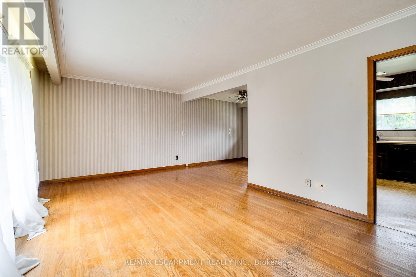 5349 Spruce Avenue, Burlington, Ontario  L7L 1N4 - Photo 10 - W12210556