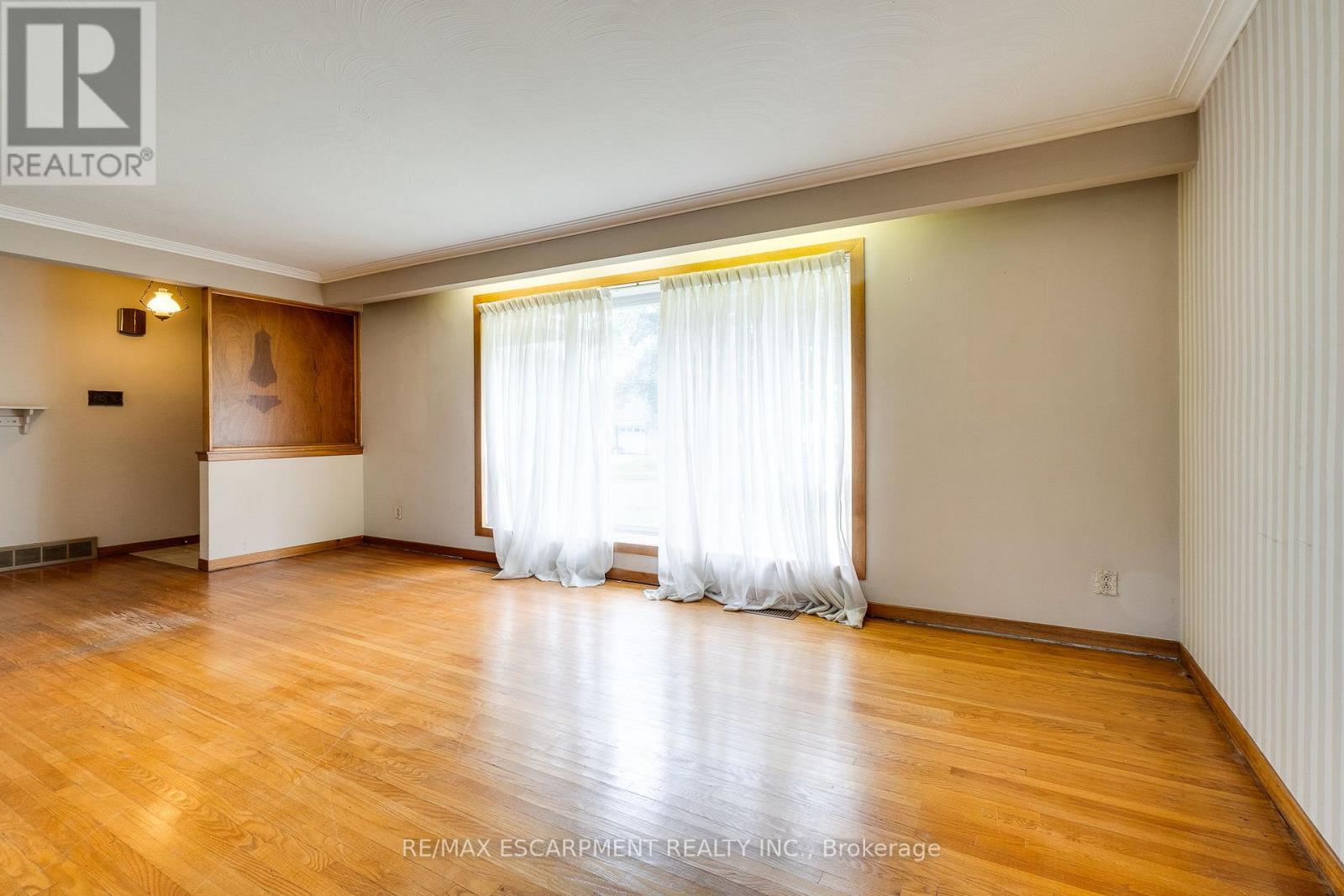 5349 Spruce Avenue, Burlington, Ontario  L7L 1N4 - Photo 11 - W12210556