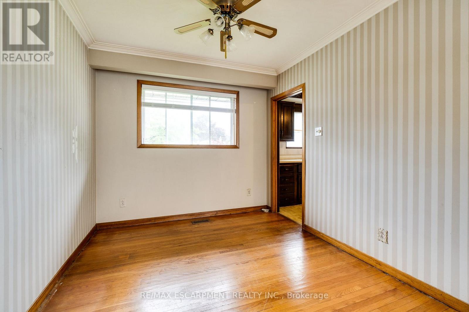 5349 Spruce Avenue, Burlington, Ontario  L7L 1N4 - Photo 13 - W12210556