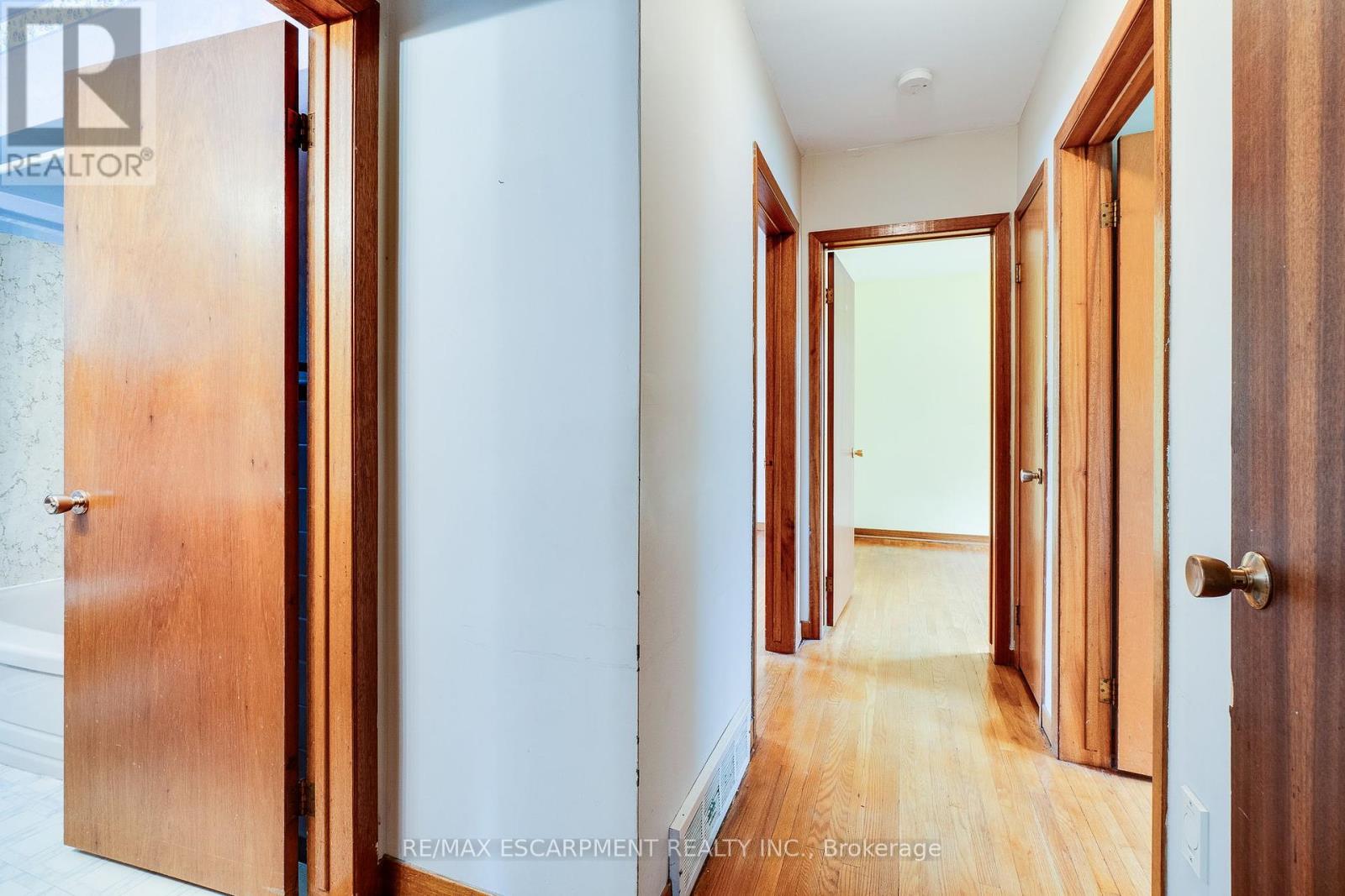 5349 Spruce Avenue, Burlington, Ontario  L7L 1N4 - Photo 17 - W12210556
