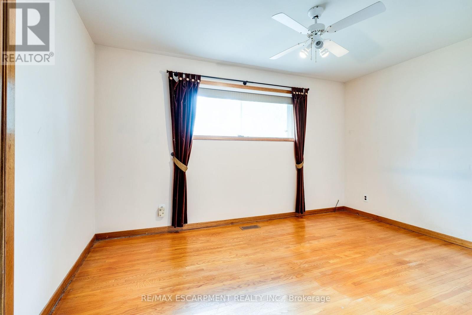 5349 Spruce Avenue, Burlington, Ontario  L7L 1N4 - Photo 18 - W12210556