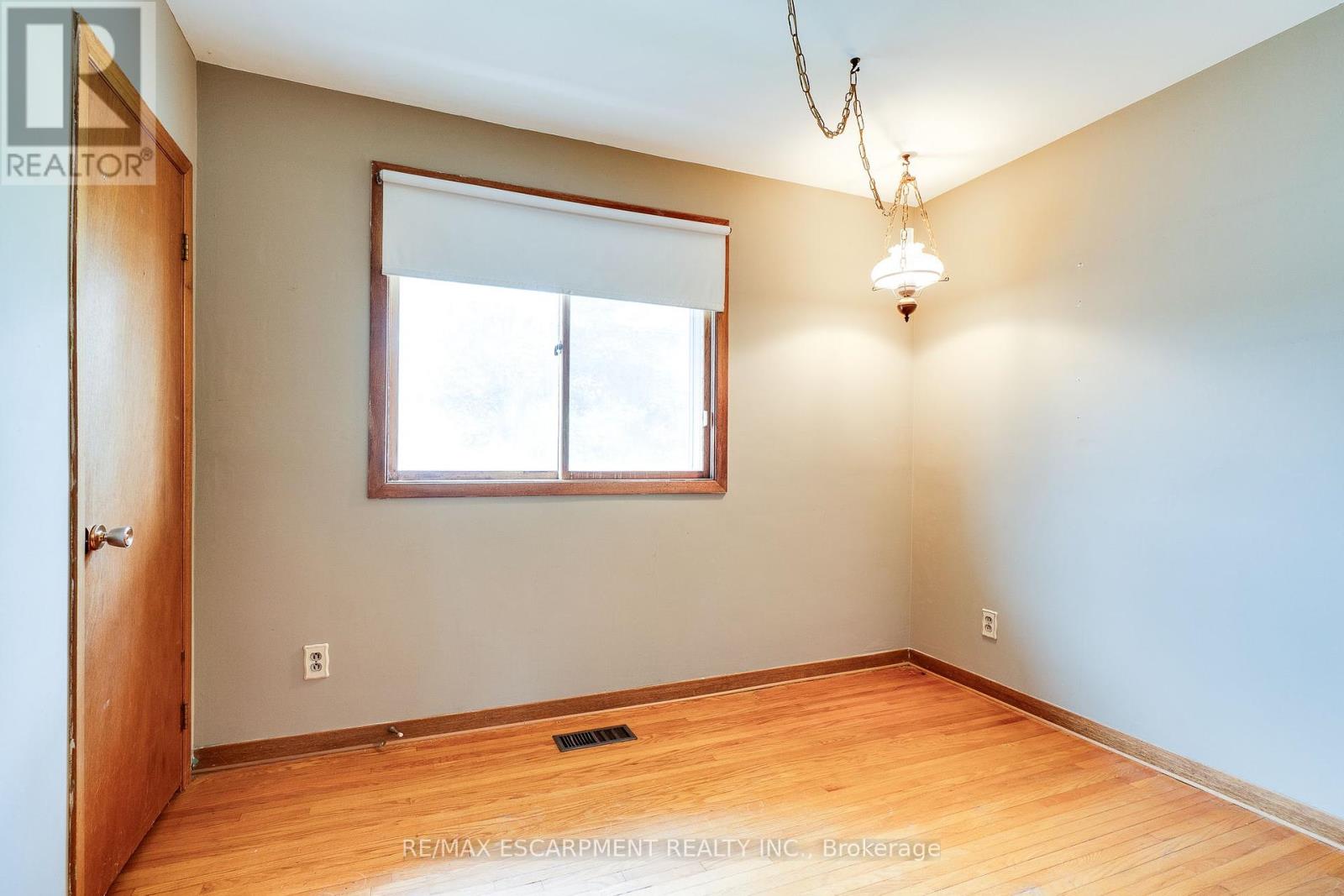 5349 Spruce Avenue, Burlington, Ontario  L7L 1N4 - Photo 22 - W12210556