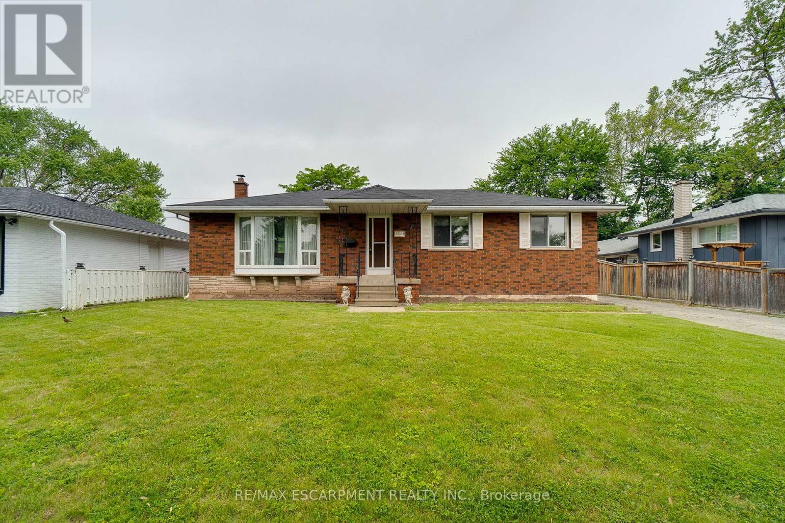 5349 Spruce Avenue, Burlington, Ontario  L7L 1N4 - Photo 3 - W12210556