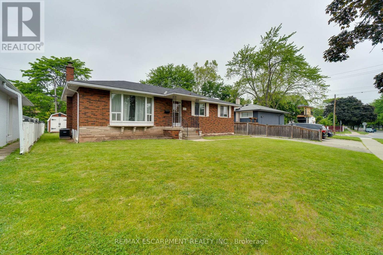 5349 Spruce Avenue, Burlington, Ontario  L7L 1N4 - Photo 4 - W12210556