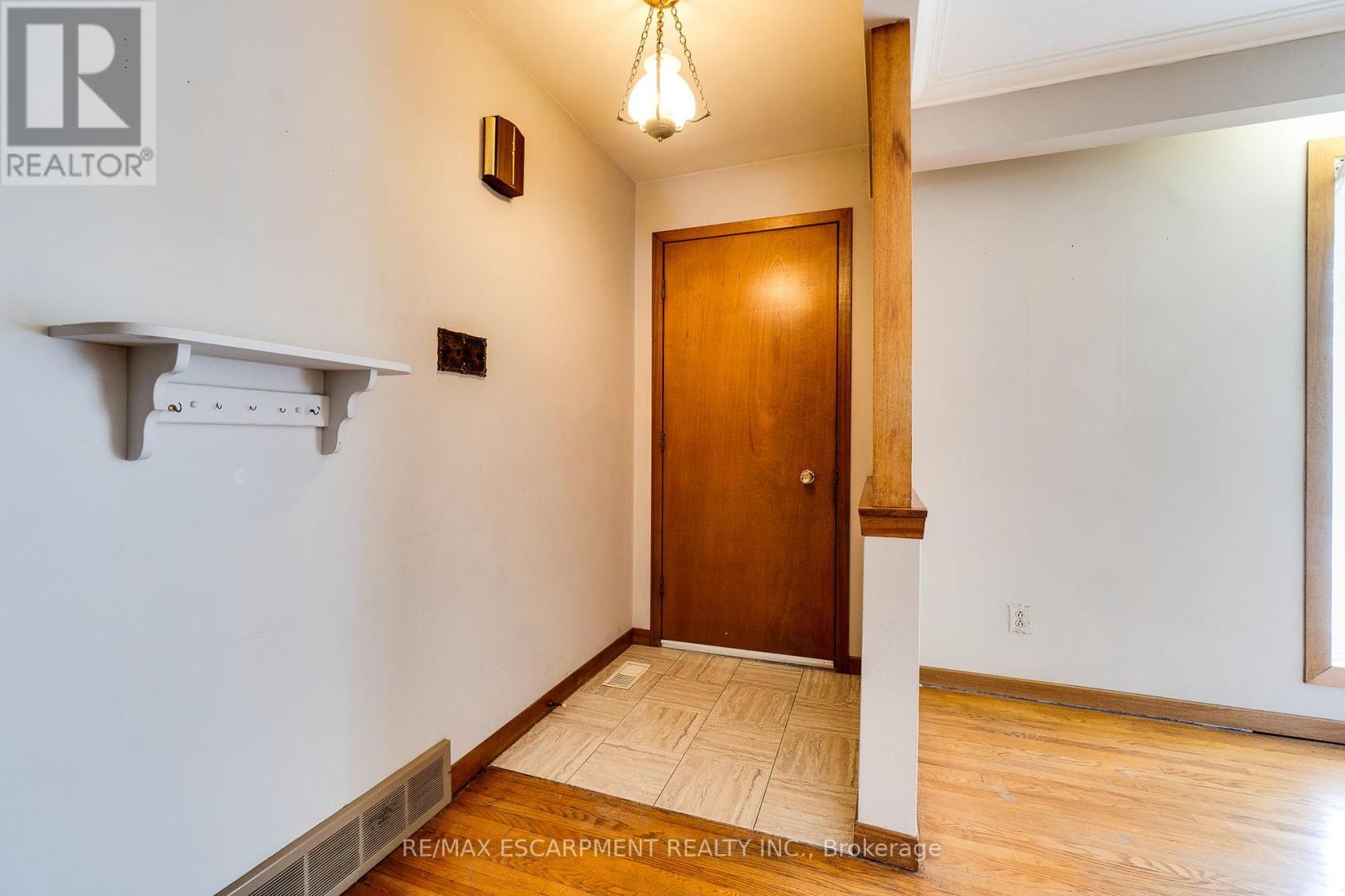 5349 Spruce Avenue, Burlington, Ontario  L7L 1N4 - Photo 8 - W12210556