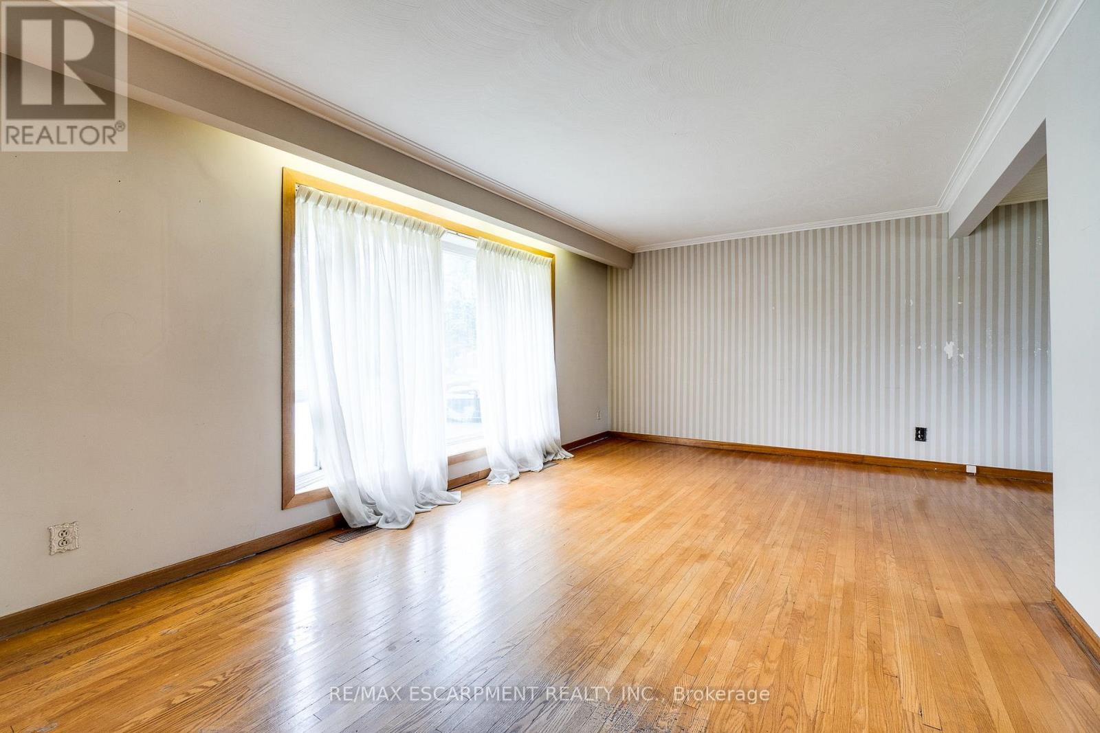 5349 Spruce Avenue, Burlington, Ontario  L7L 1N4 - Photo 9 - W12210556