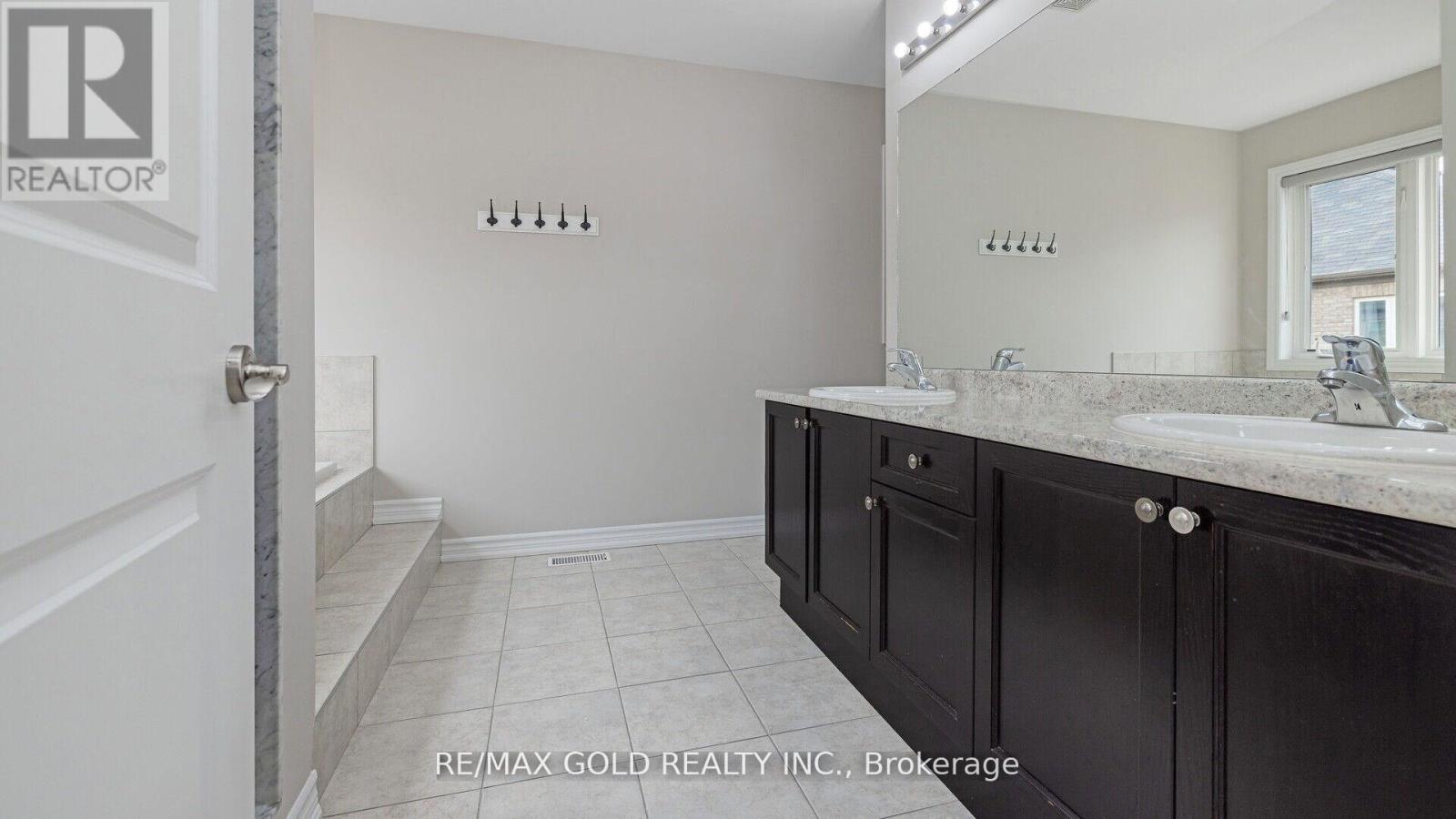 5 Lola Crescent, Brampton, Ontario  L7A 4J7 - Photo 20 - W12210571