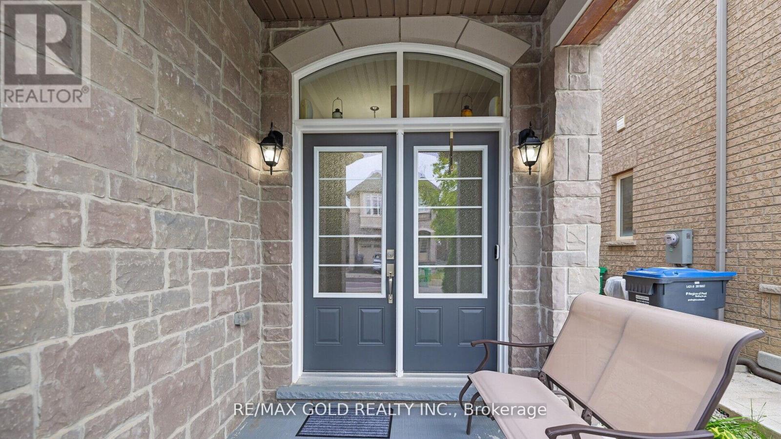 5 Lola Crescent, Brampton, Ontario  L7A 4J7 - Photo 3 - W12210571