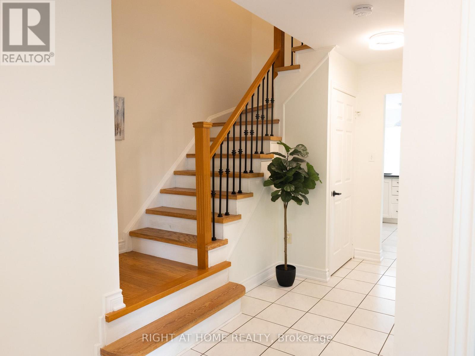 7031 Graydon Court, Mississauga, Ontario  L5N 7H4 - Photo 11 - W12210596