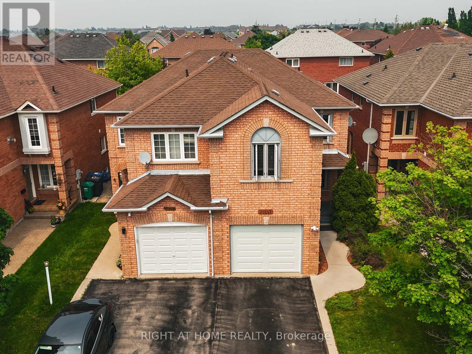 7031 Graydon Court, Mississauga, Ontario  L5N 7H4 - Photo 2 - W12210596