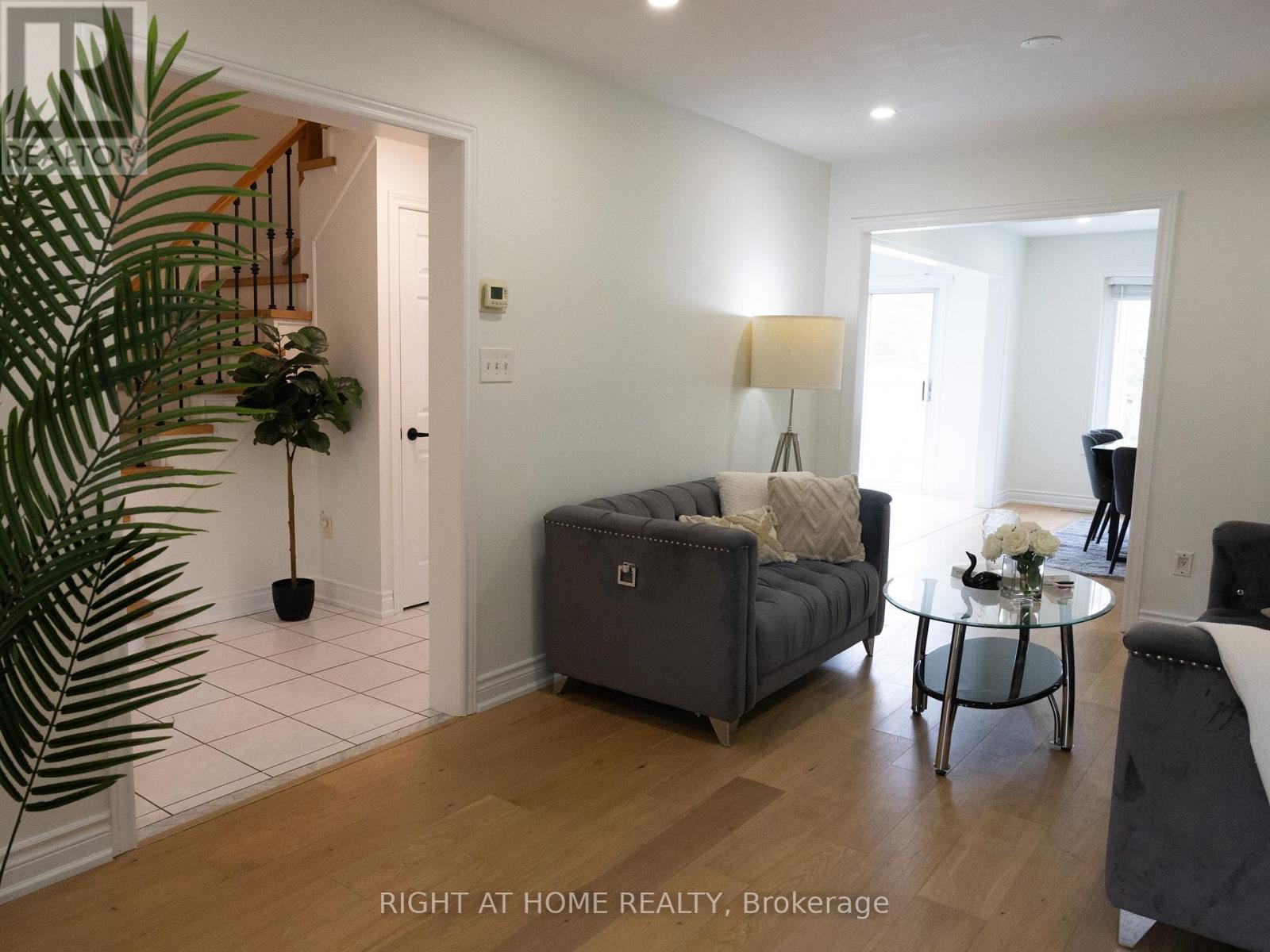 7031 Graydon Court, Mississauga, Ontario  L5N 7H4 - Photo 3 - W12210596
